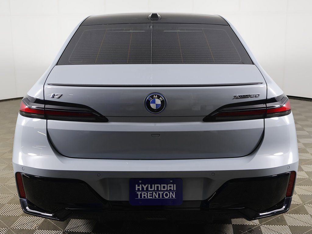 Used 2025 BMW i7 xDrive60 w/ Premium Package AWD/4WD image 15