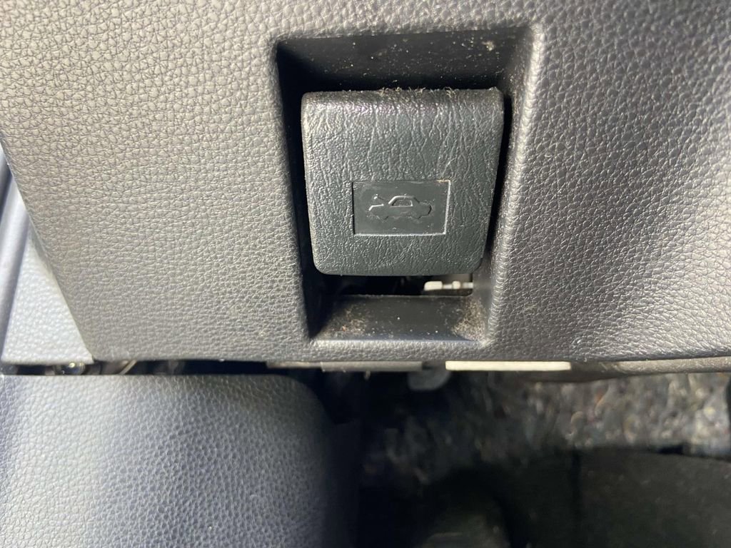 Used 2025 Toyota Corolla Cross L FWD image 28