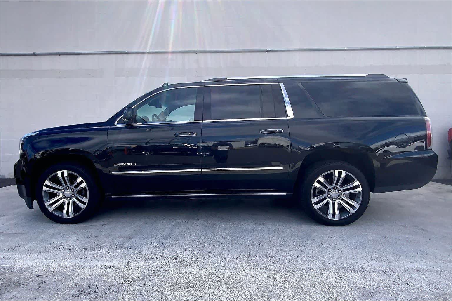 Used 2018 GMC Yukon XL Denali w/ Denali Ultimate Package AWD/4WD image 3