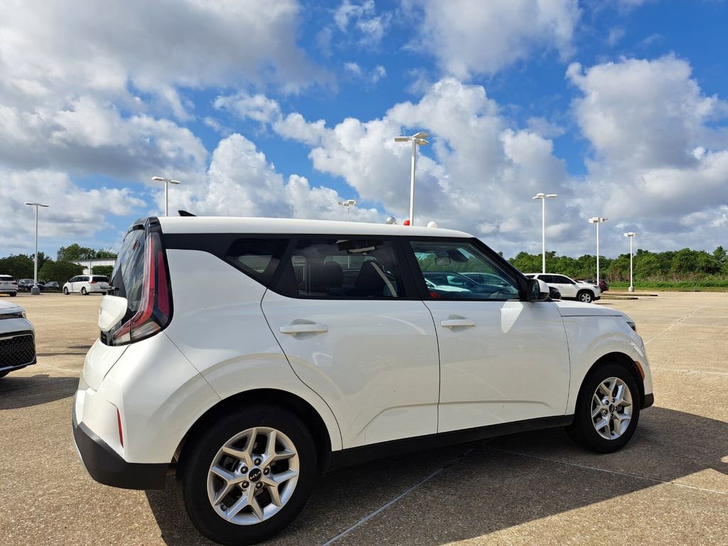 Used 2025 Kia Soul LX w/ LX Technology Package image 4