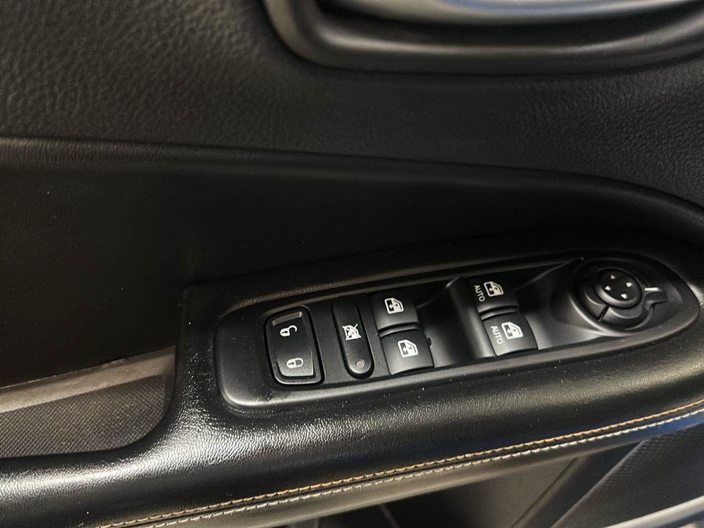 Used 2018 Jeep Compass Latitude w/ Popular Equipment Group AWD/4WD image 18