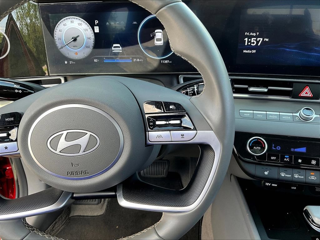Used 2025 Hyundai Elantra SEL FWD image 13