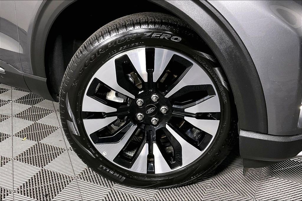 Used 2025 Ford Explorer Platinum w/ LUX Leather Package image 11