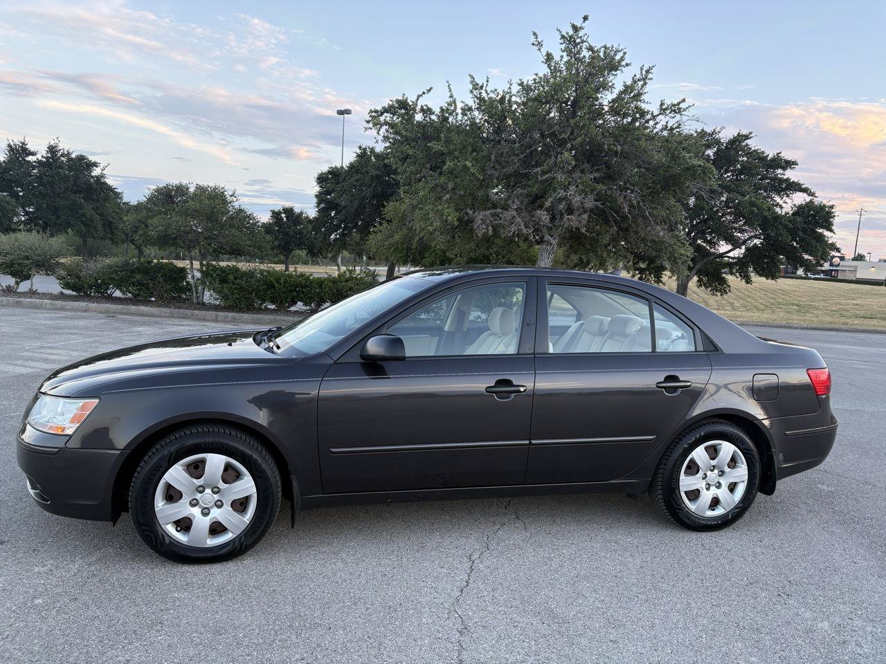 Used 2010 Hyundai Sonata GLS FWD image 3