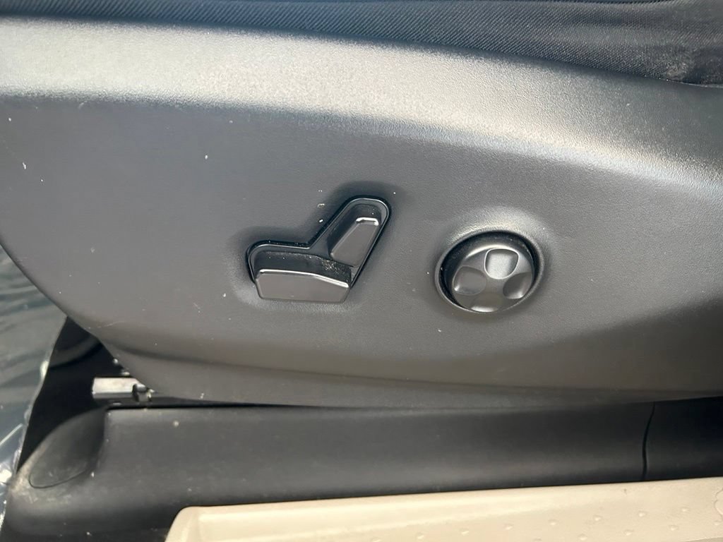 Used 2024 Chrysler Pacifica Touring-L FWD image 38