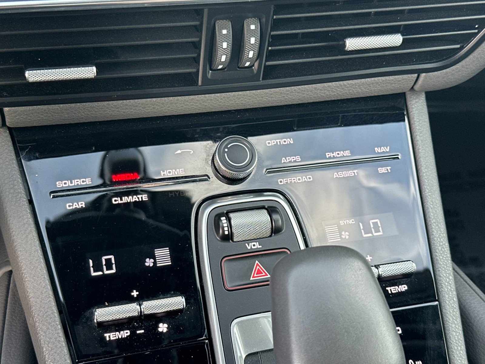 Certified 2023 Porsche Cayenne Platinum Edition image 21