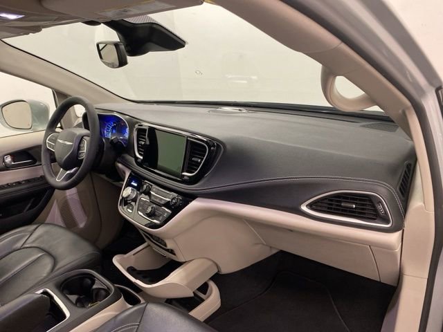 Used 2022 Chrysler Pacifica Touring-L image 25