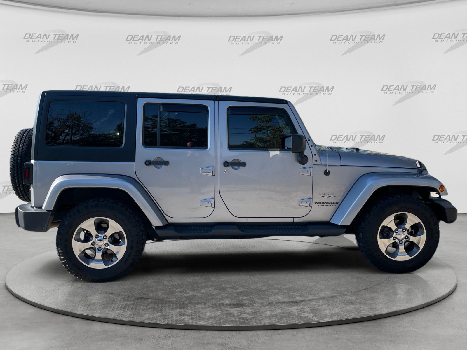 Used 2017 Jeep Wrangler Unlimited Sahara w/ Connectivity Group AWD/4WD image 8