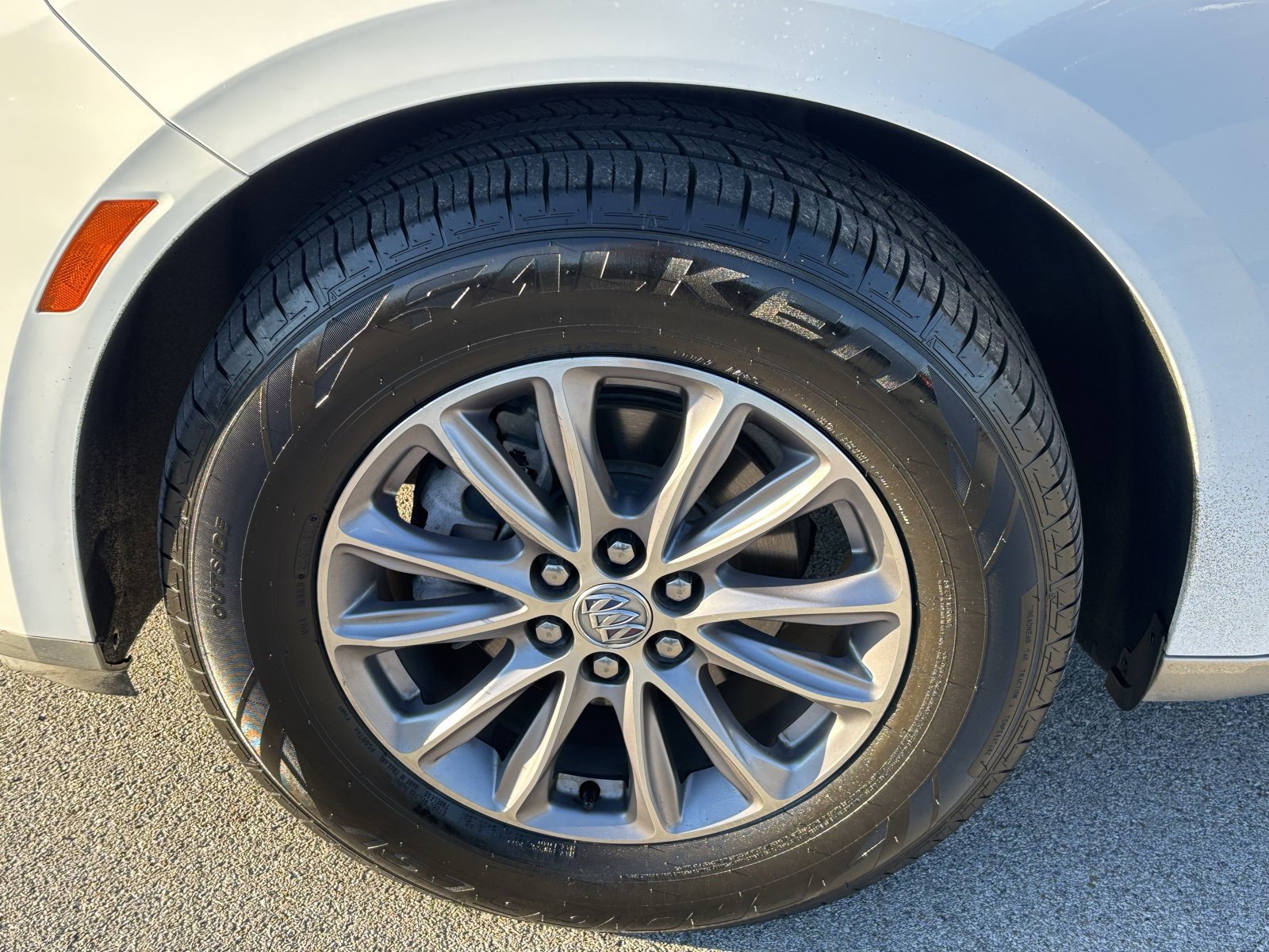 Used 2023 Buick Enclave Essence image 9