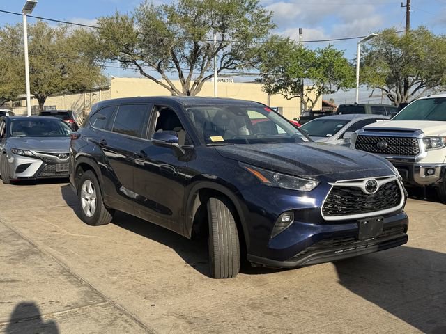 Used 2025 Toyota Highlander LE image 3