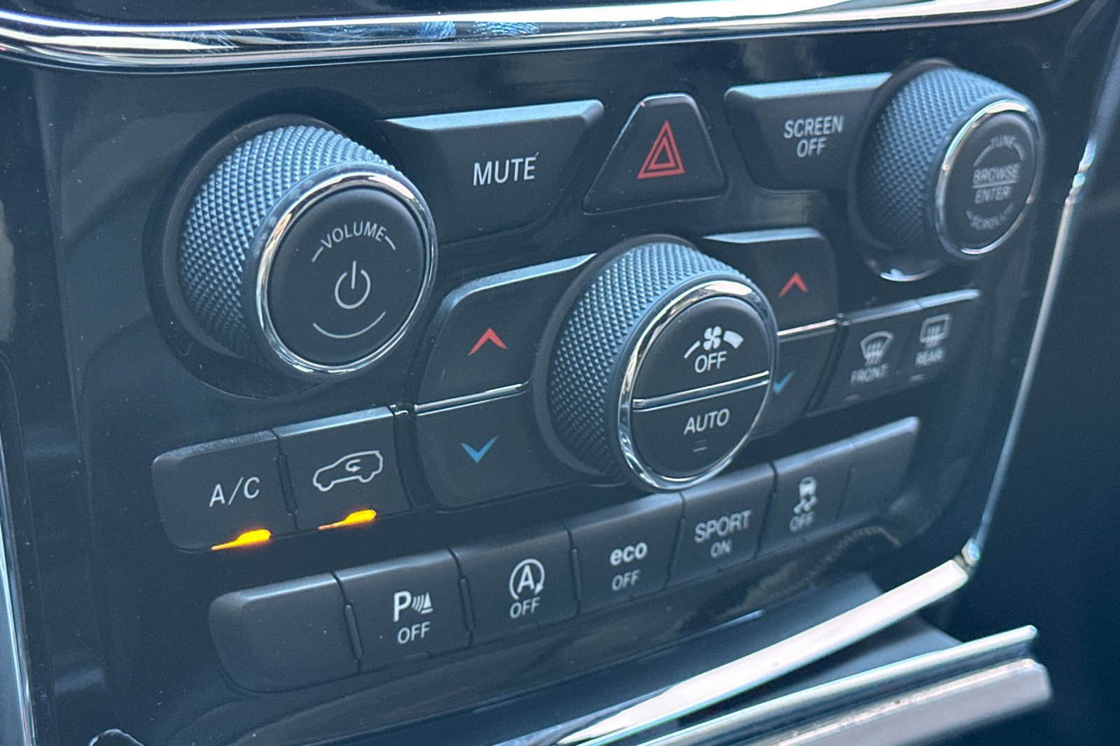 Used 2019 Jeep Grand Cherokee Trailhawk w/ Trailhawk Luxury Group AWD/4WD image 29
