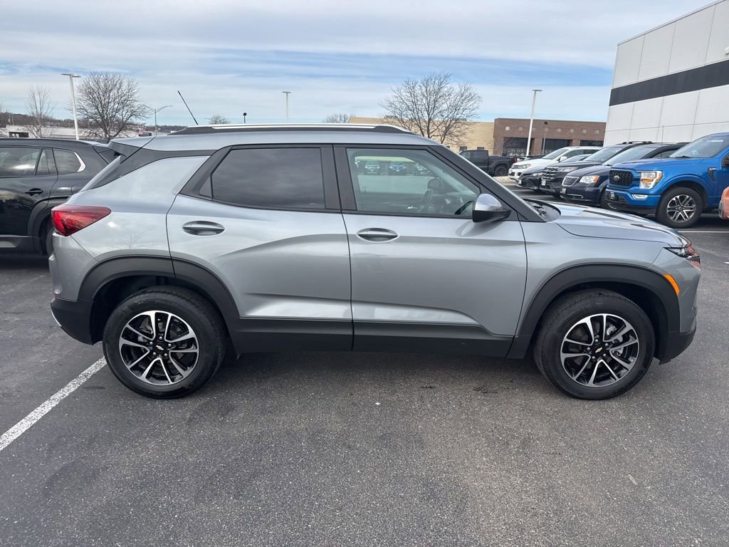 Used 2025 Chevrolet TrailBlazer LT w/ Driver Confidence Package image 2