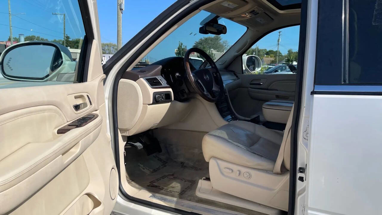 Used 2007 Cadillac Escalade AWD w/ Information Package image 12