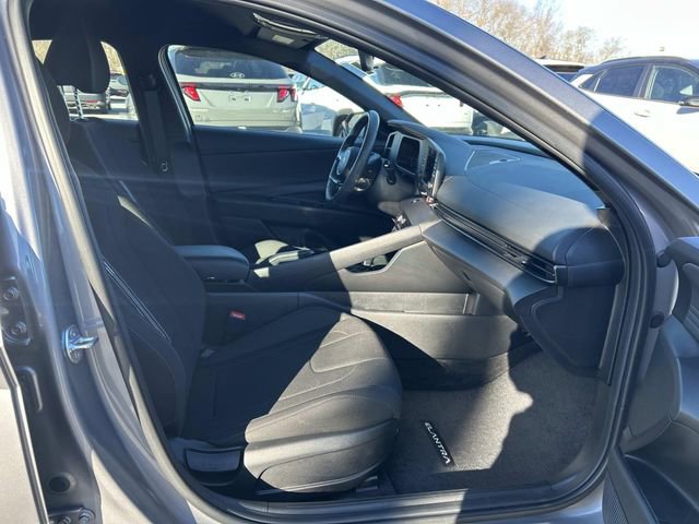 Used 2025 Hyundai Elantra Sport image 17