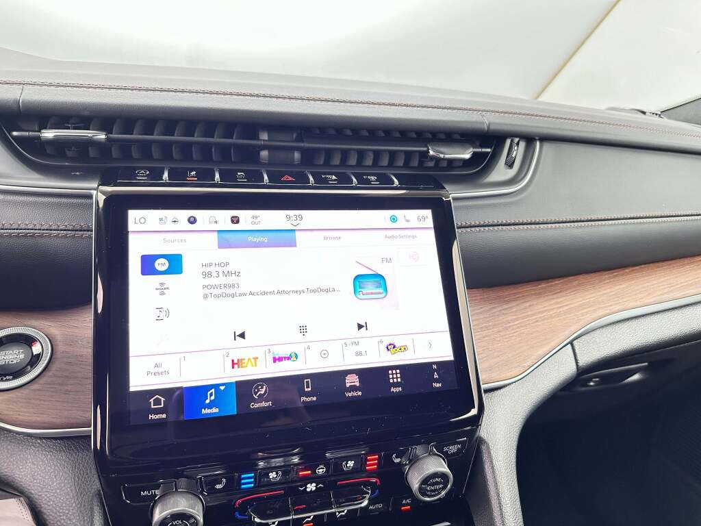 New 2025 Jeep Grand Cherokee Summit w/ Luxury Tech Group V image 31