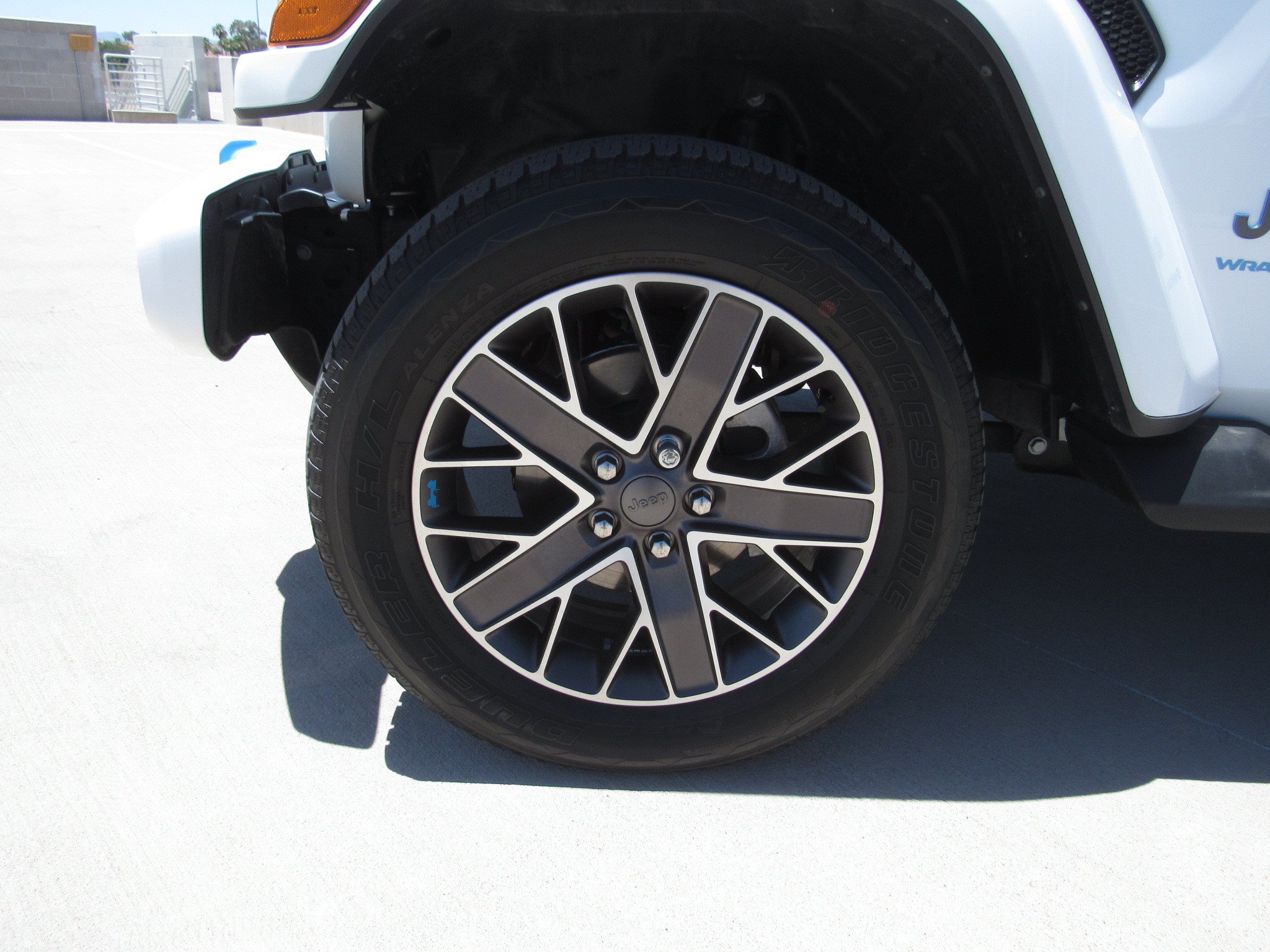 Used 2023 Jeep Wrangler Unlimited Sahara AWD/4WD image 4