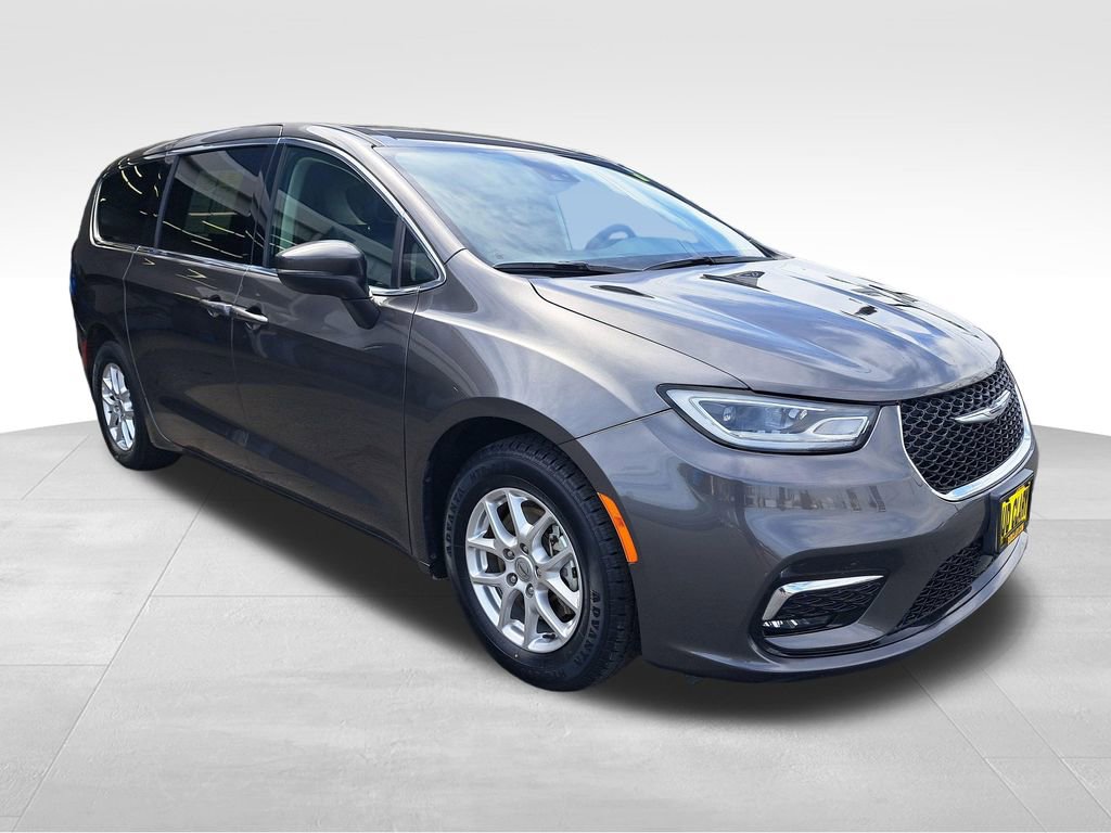 Used 2023 Chrysler Pacifica Touring-L FWD image 8