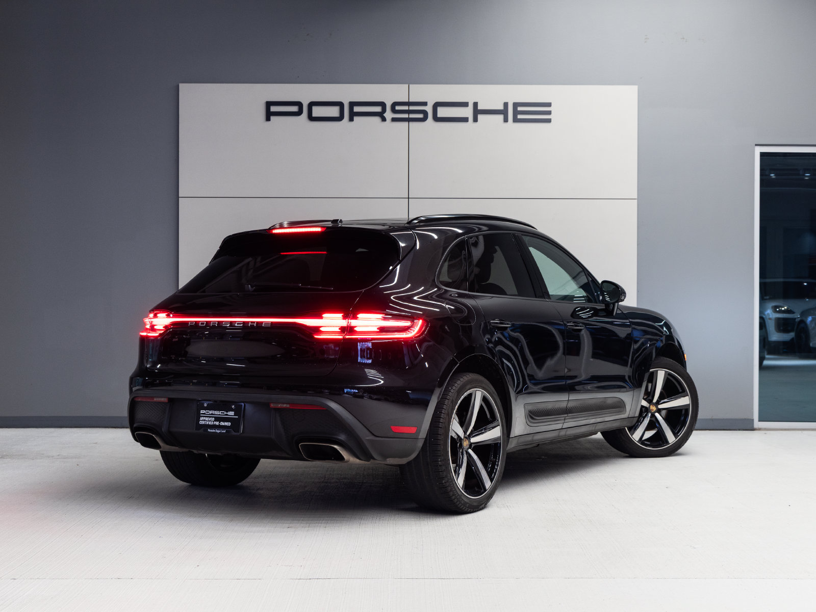 Certified 2023 Porsche Macan AWD/4WD image 7