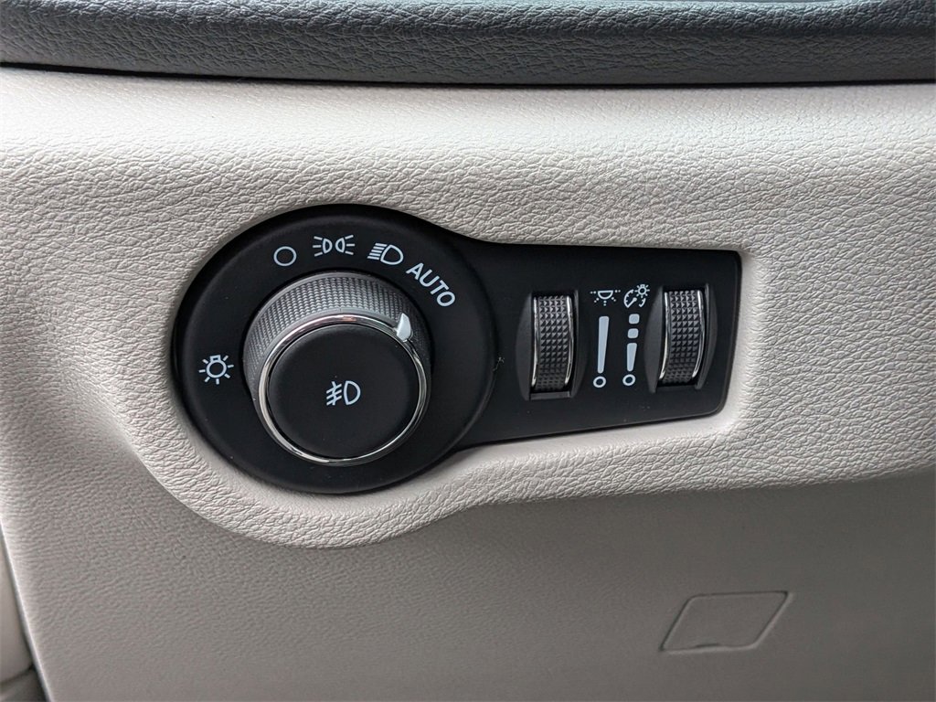 Used 2022 Chrysler Pacifica Limited w/ Uconnect Theater Family Group image 18