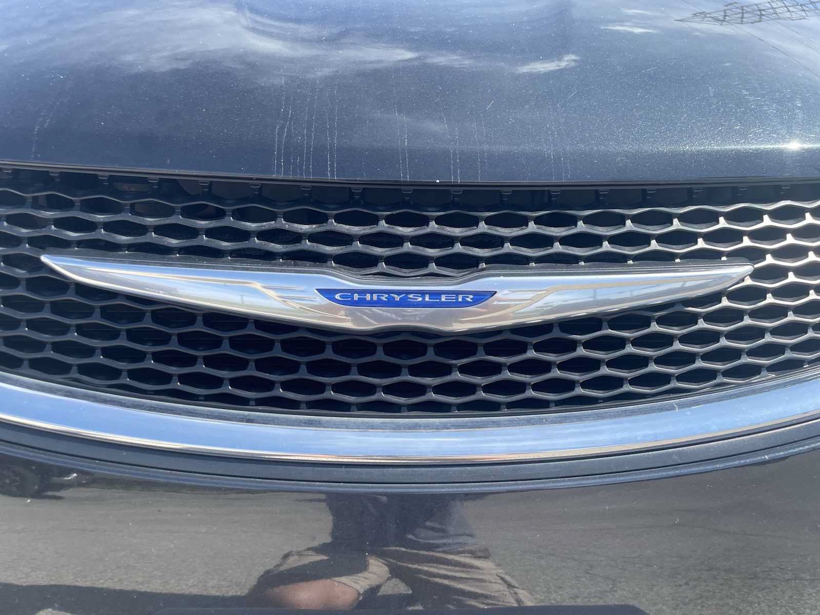 Used 2018 Chrysler Pacifica Touring Plus w/ Tire & Wheel Group FWD image 29