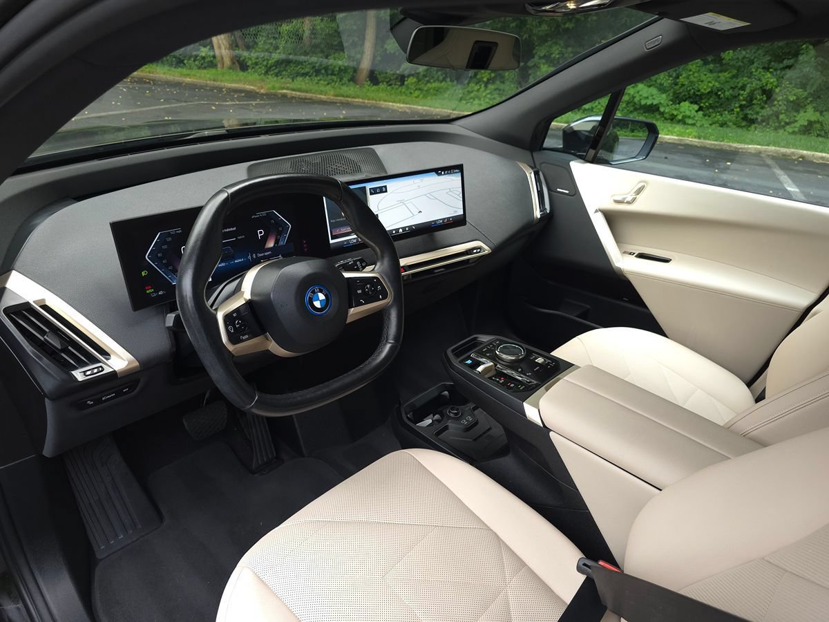 Used 2024 BMW iX xDrive50 w/ Sport Package AWD/4WD image 9
