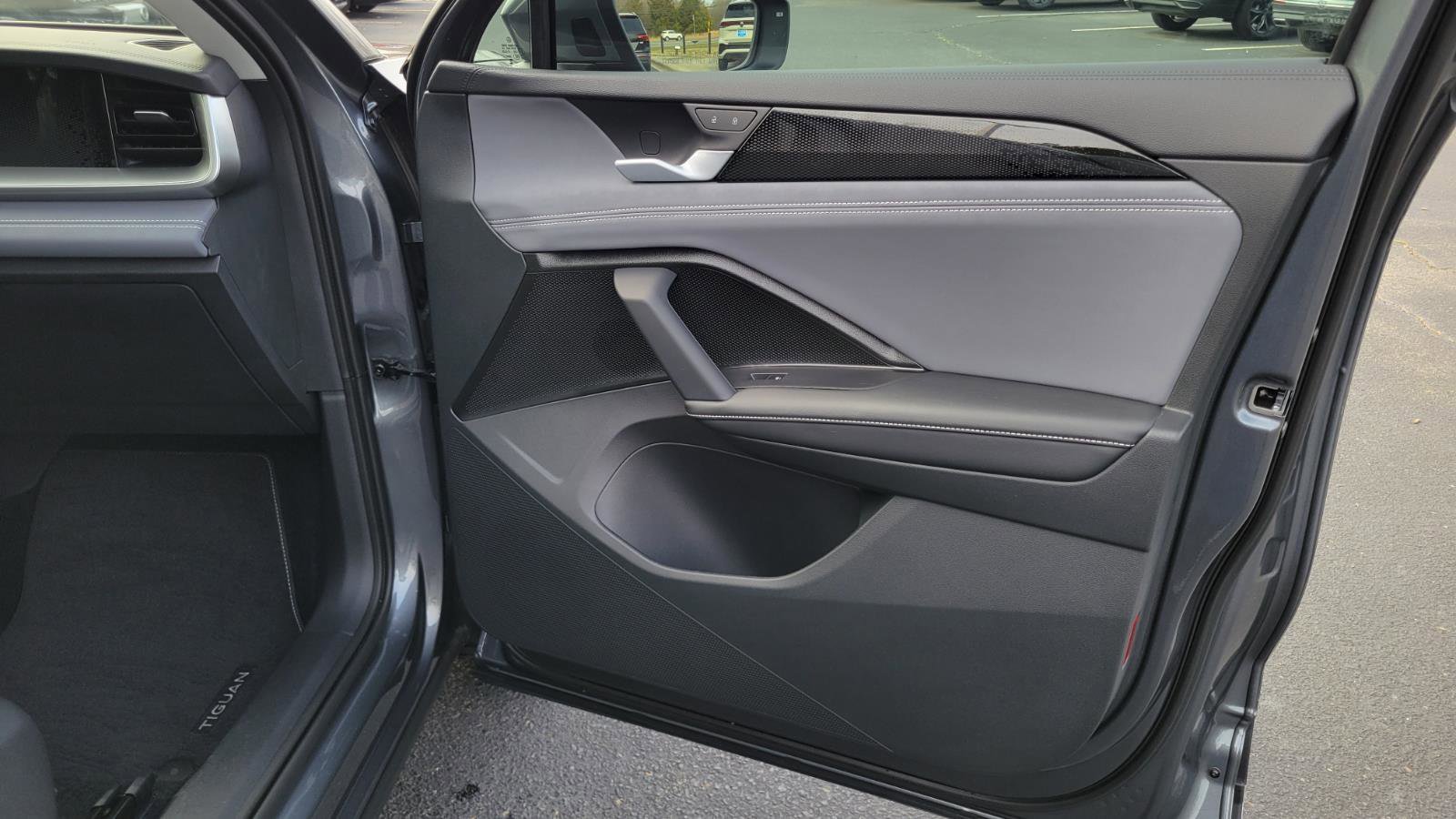 Used 2025 Volkswagen Tiguan SE image 37