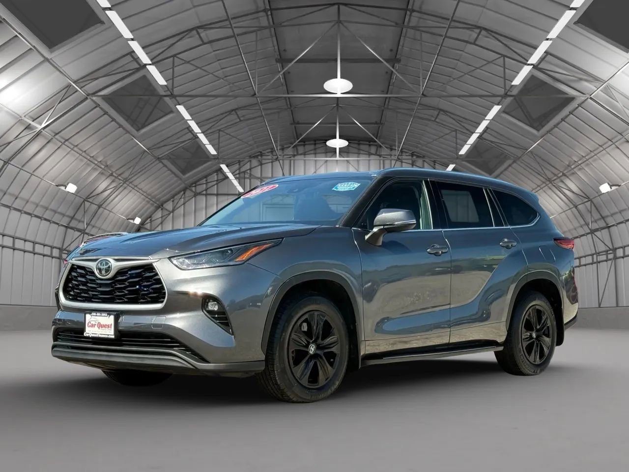 Used 2021 Toyota Highlander XLE AWD/4WD image 3