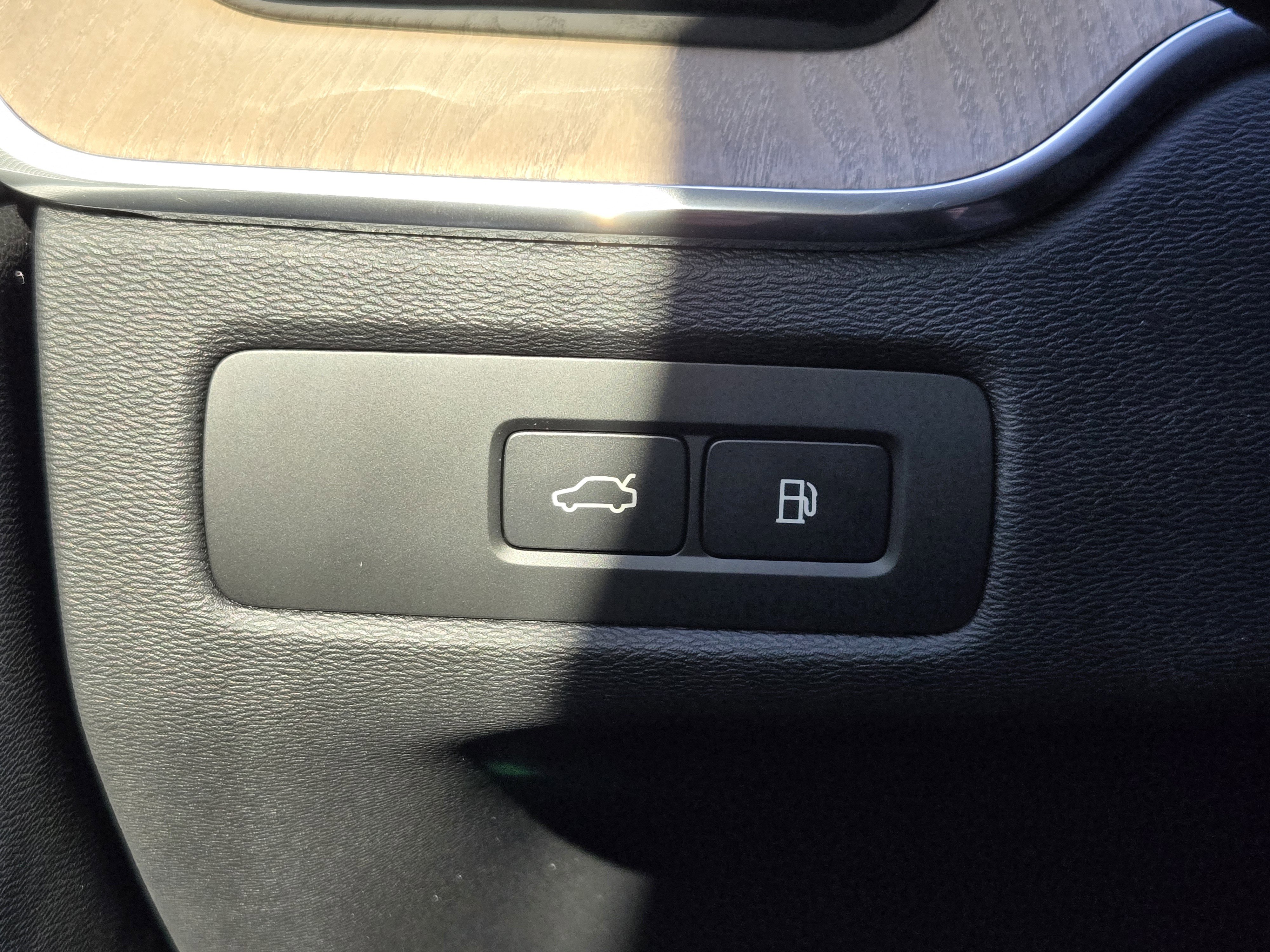 New 2026 Volvo XC60 T8 Plus w/ Protection Package Premier image 25