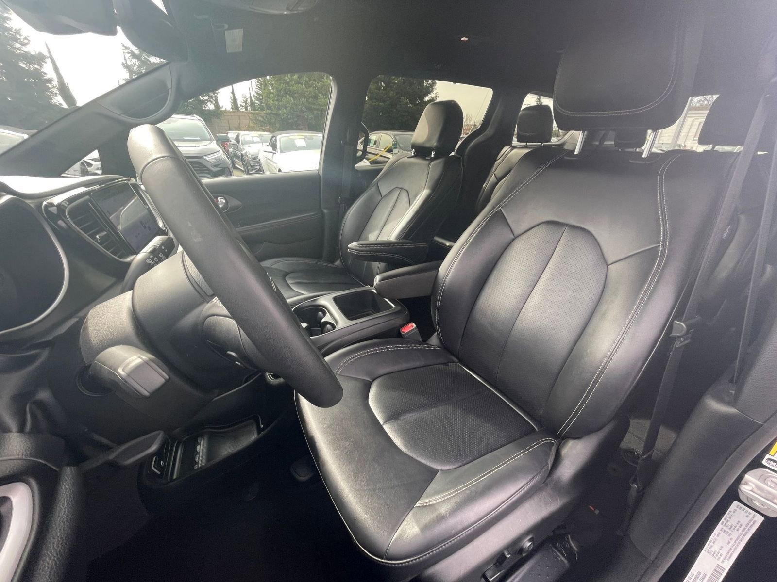 Used 2025 Chrysler Pacifica Select image 33