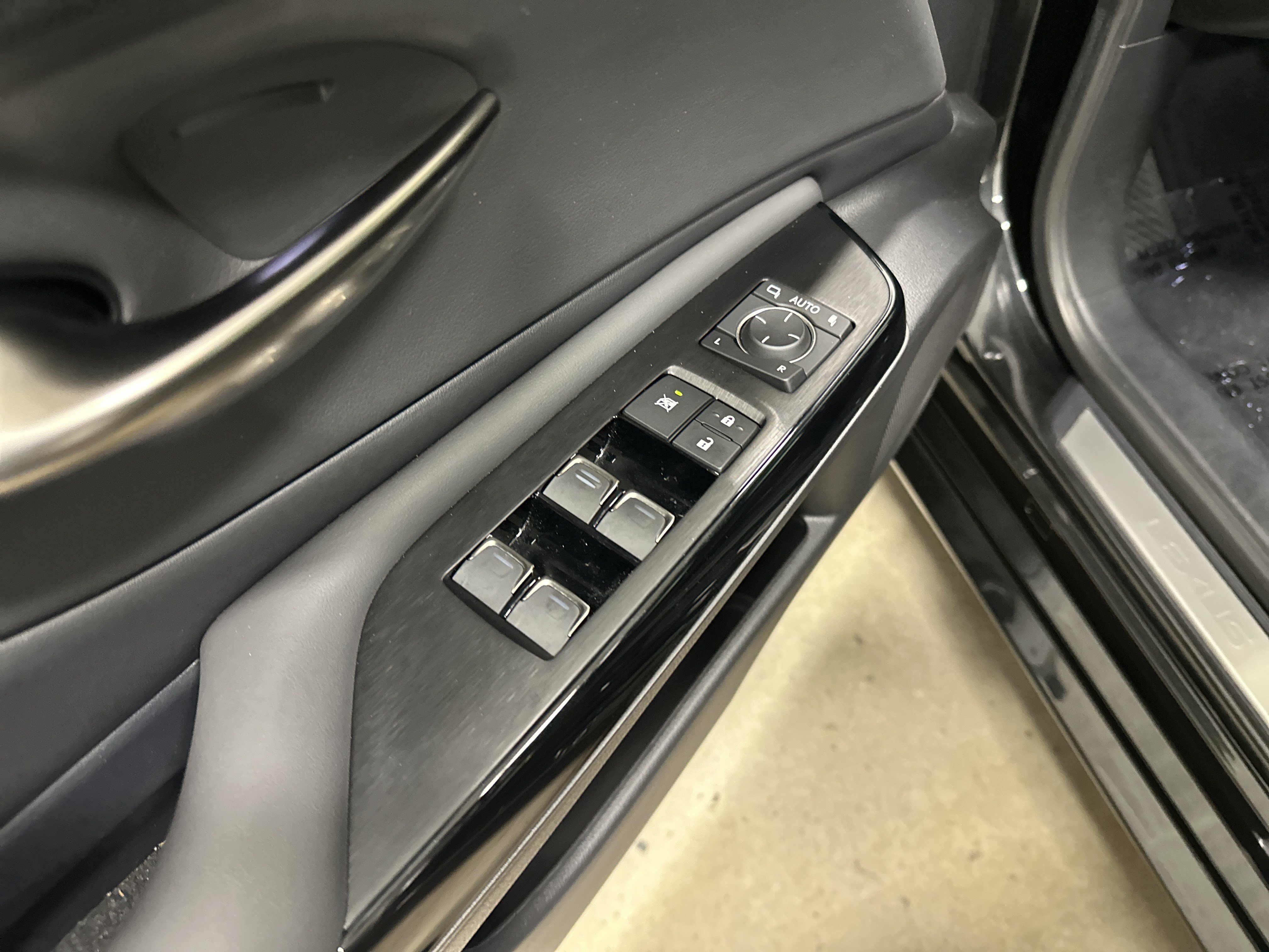 Certified 2025 Lexus ES 350 w/ Premium Package FWD image 16
