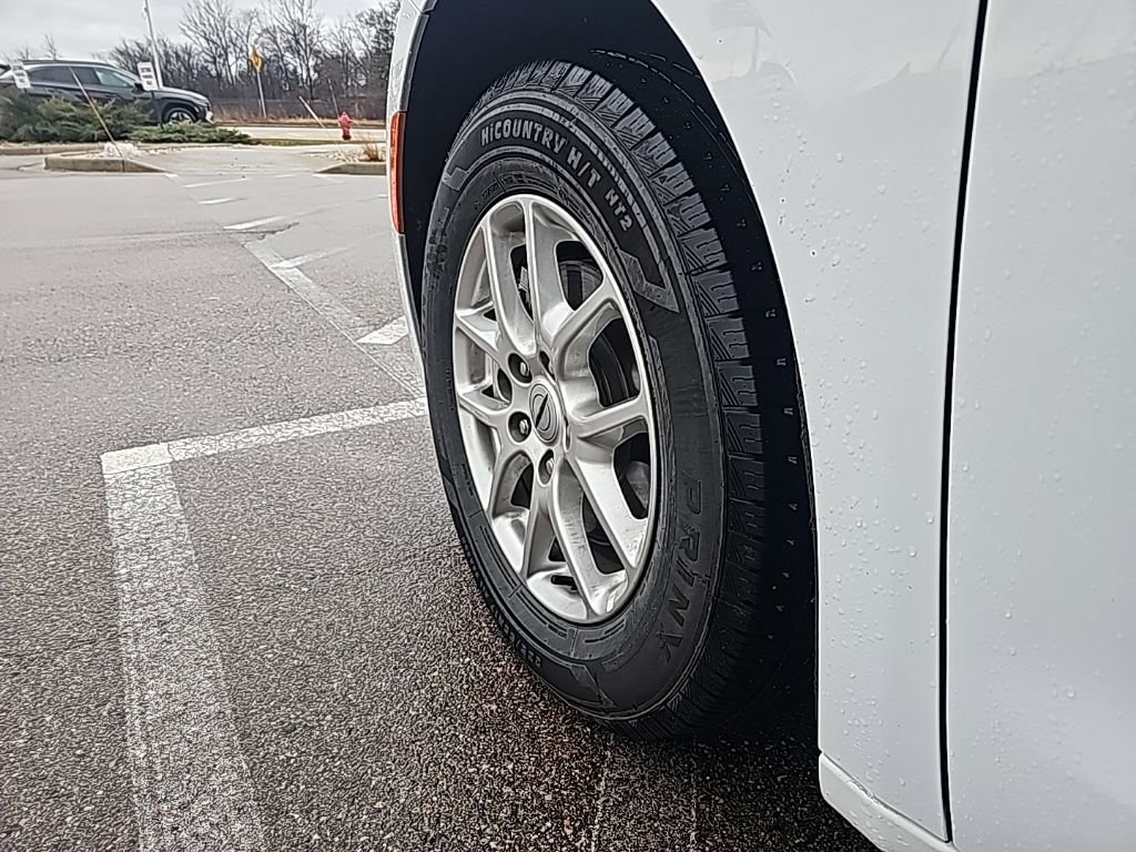 Used 2024 Chrysler Pacifica Touring-L image 38