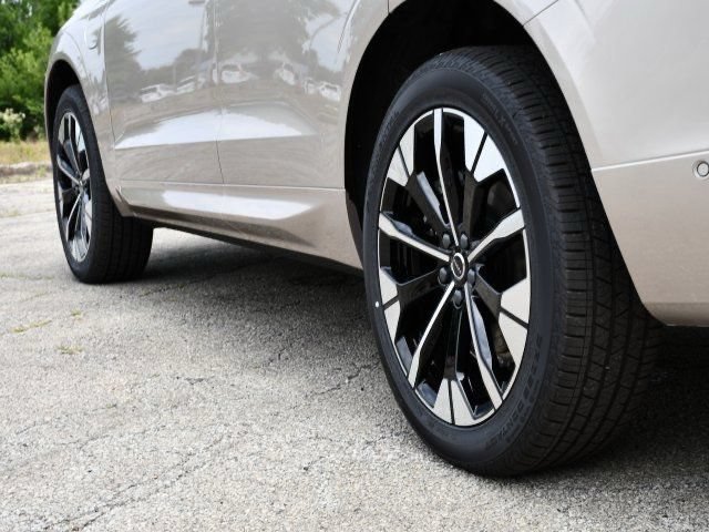 New 2026 Volvo XC60 T8 Ultra w/ Protection Package Premier AWD/4WD image 9
