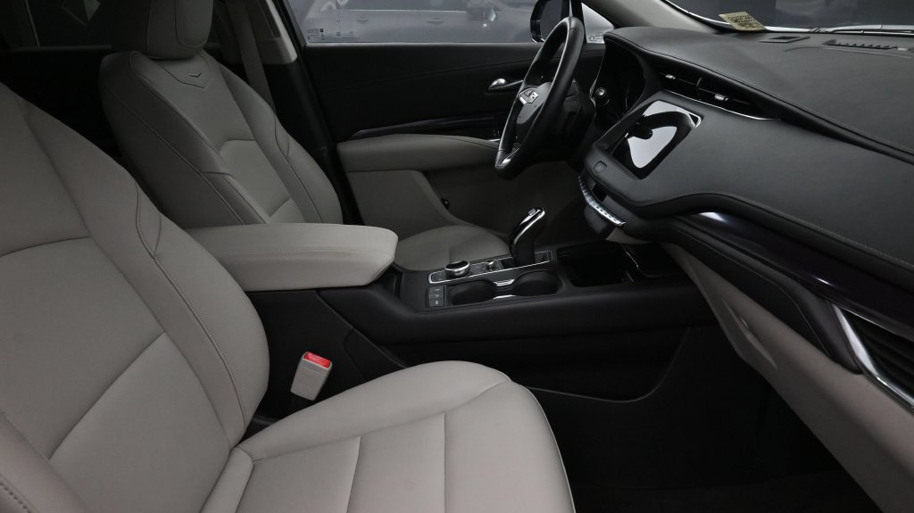Used 2022 Cadillac XT4 Luxury FWD image 2