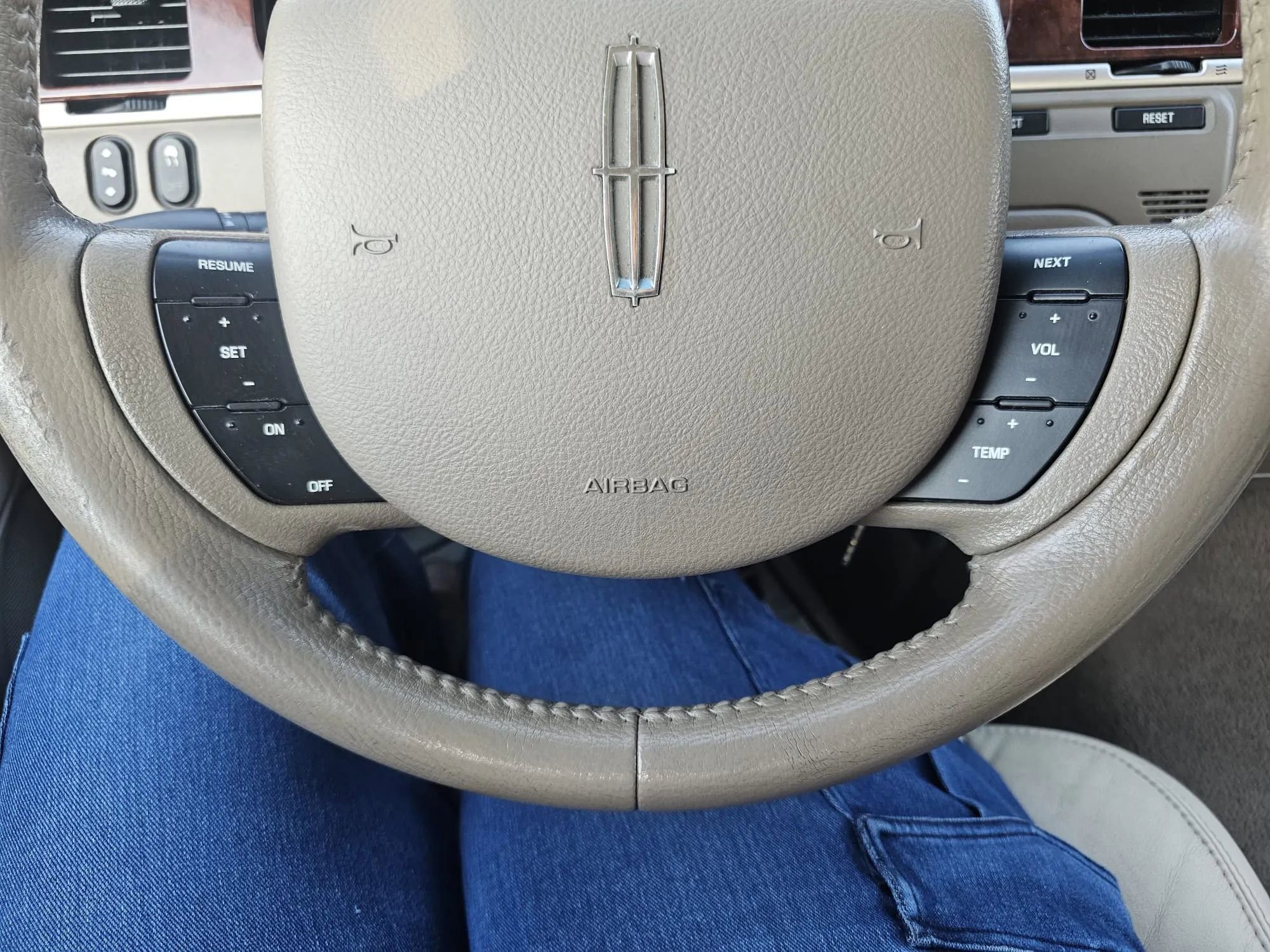 Used 2005 Lincoln Town Car Signature RWD image 18