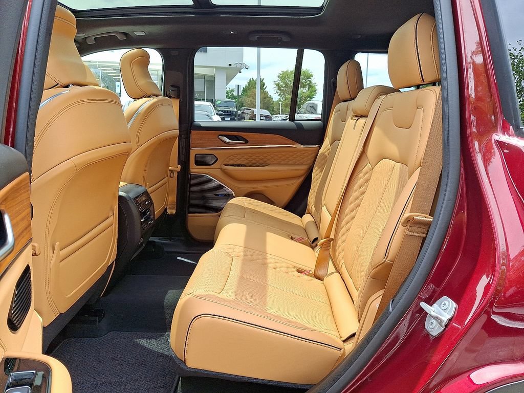 Used 2023 Jeep Grand Cherokee Summit AWD/4WD image 10