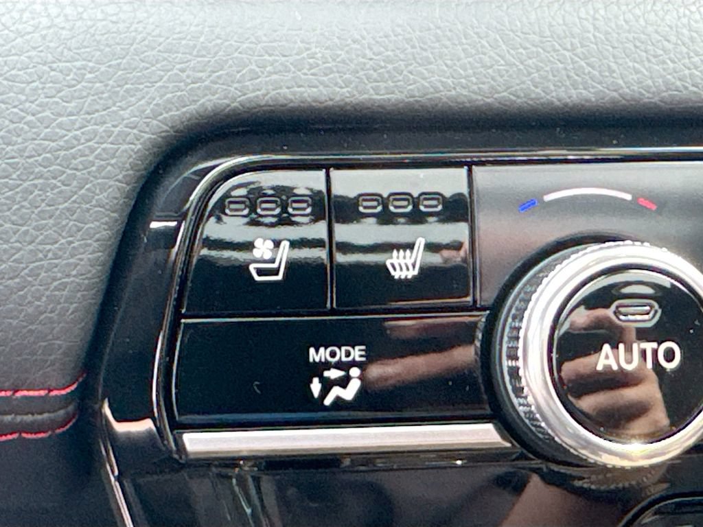 Used 2025 Honda Pilot Black Edition image 19