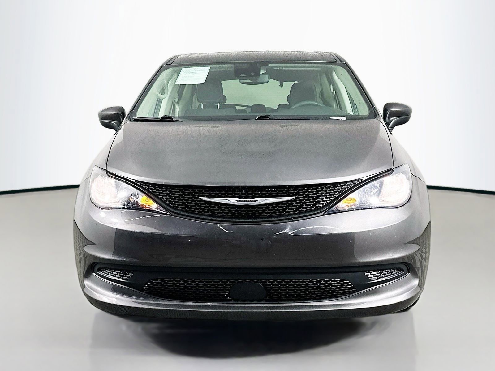 Used 2023 Chrysler Voyager LX image 2