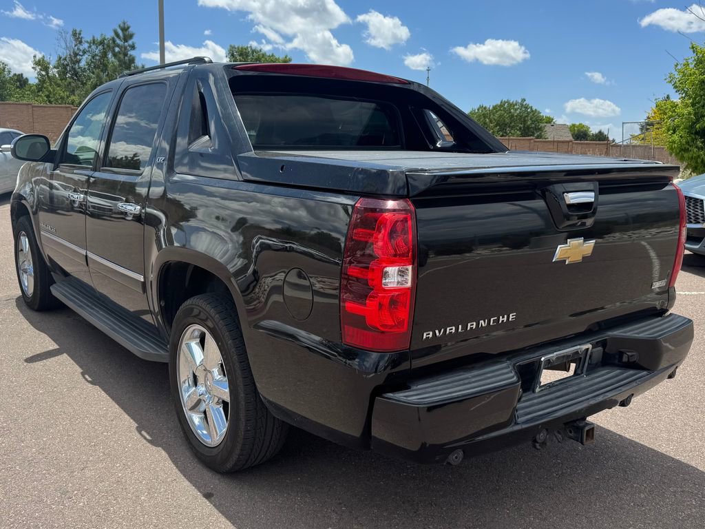 Used 2011 Chevrolet Avalanche LTZ AWD/4WD image 4