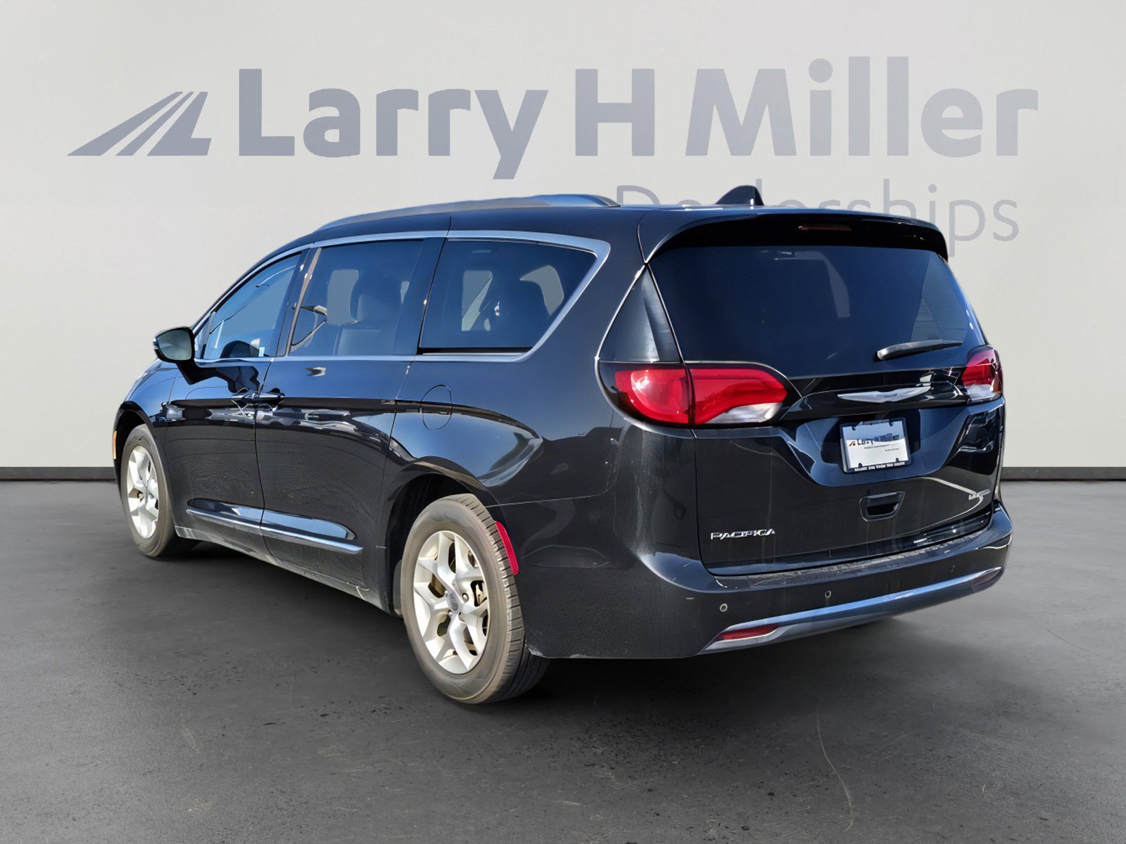 Used 2020 Chrysler Pacifica Limited image 3