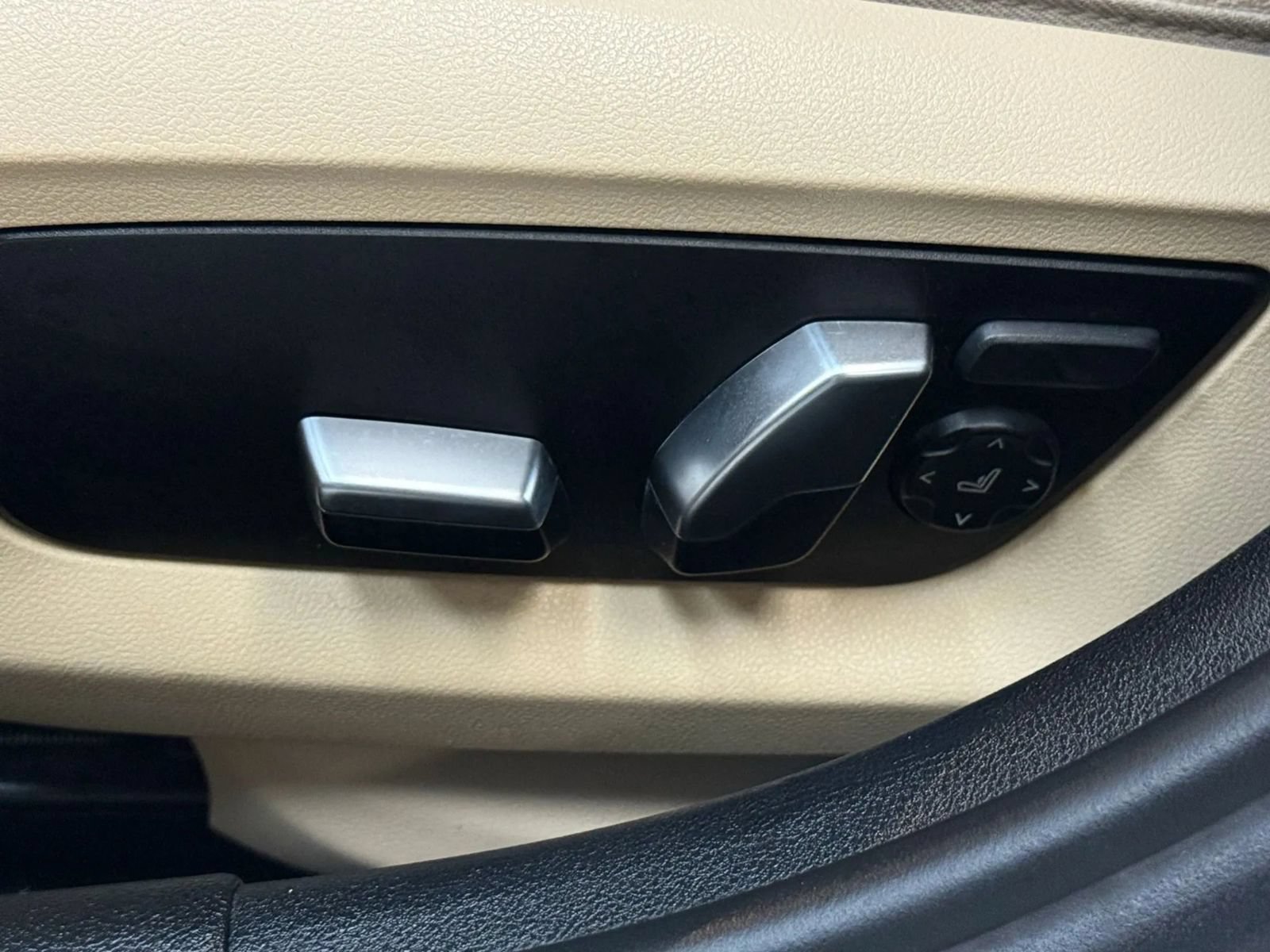 Used 2021 BMW 530i w/ Convenience Package RWD image 25
