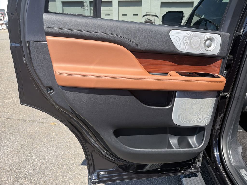 Used 2021 Lincoln Navigator Reserve w/ Luxury Package AWD/4WD image 12