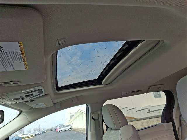 Used 2021 Toyota Sienna LE w/ LE Plus Package image 16