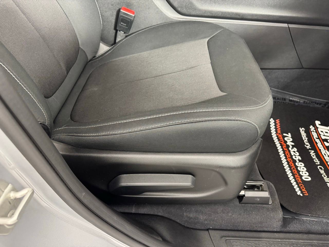 Used 2023 Jeep Grand Cherokee Laredo X image 33