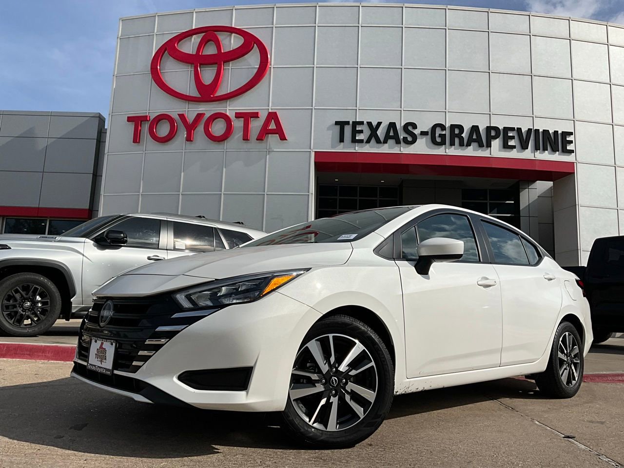 Used 2025 Nissan Versa SV image 2