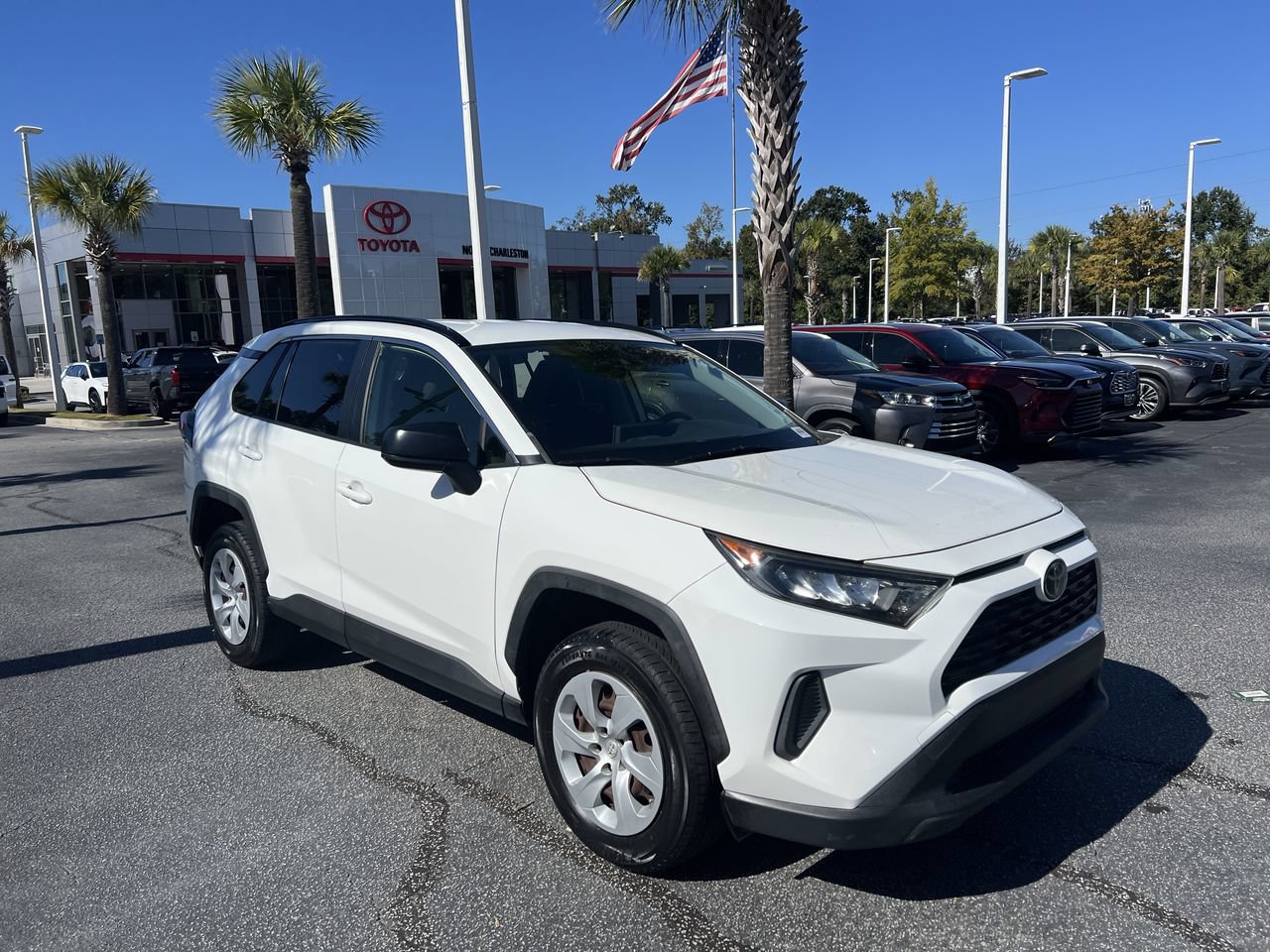 Used 2019 Toyota RAV4 LE FWD image 2