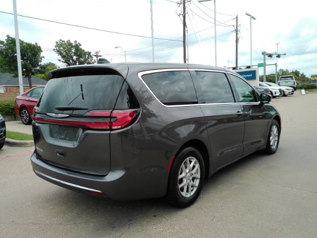 Used 2023 Chrysler Pacifica Touring-L FWD image 6