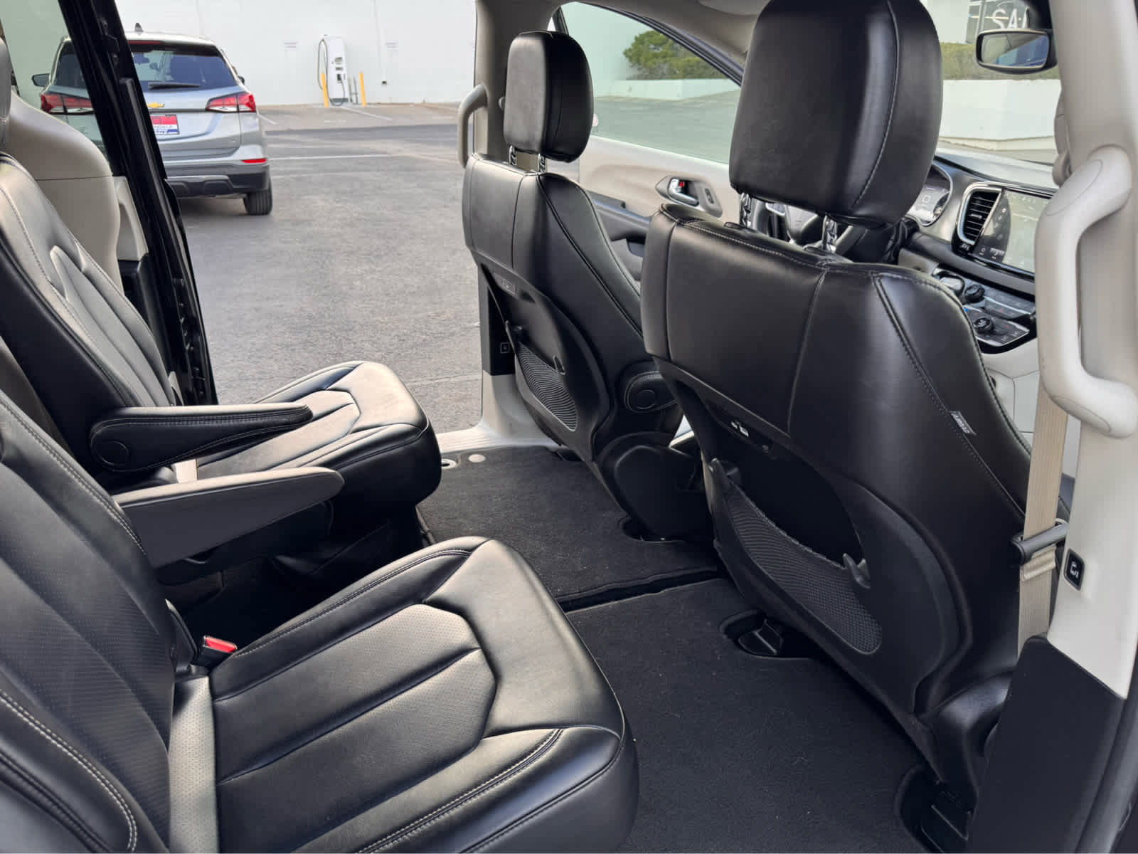 Used 2023 Chrysler Pacifica Touring-L image 14