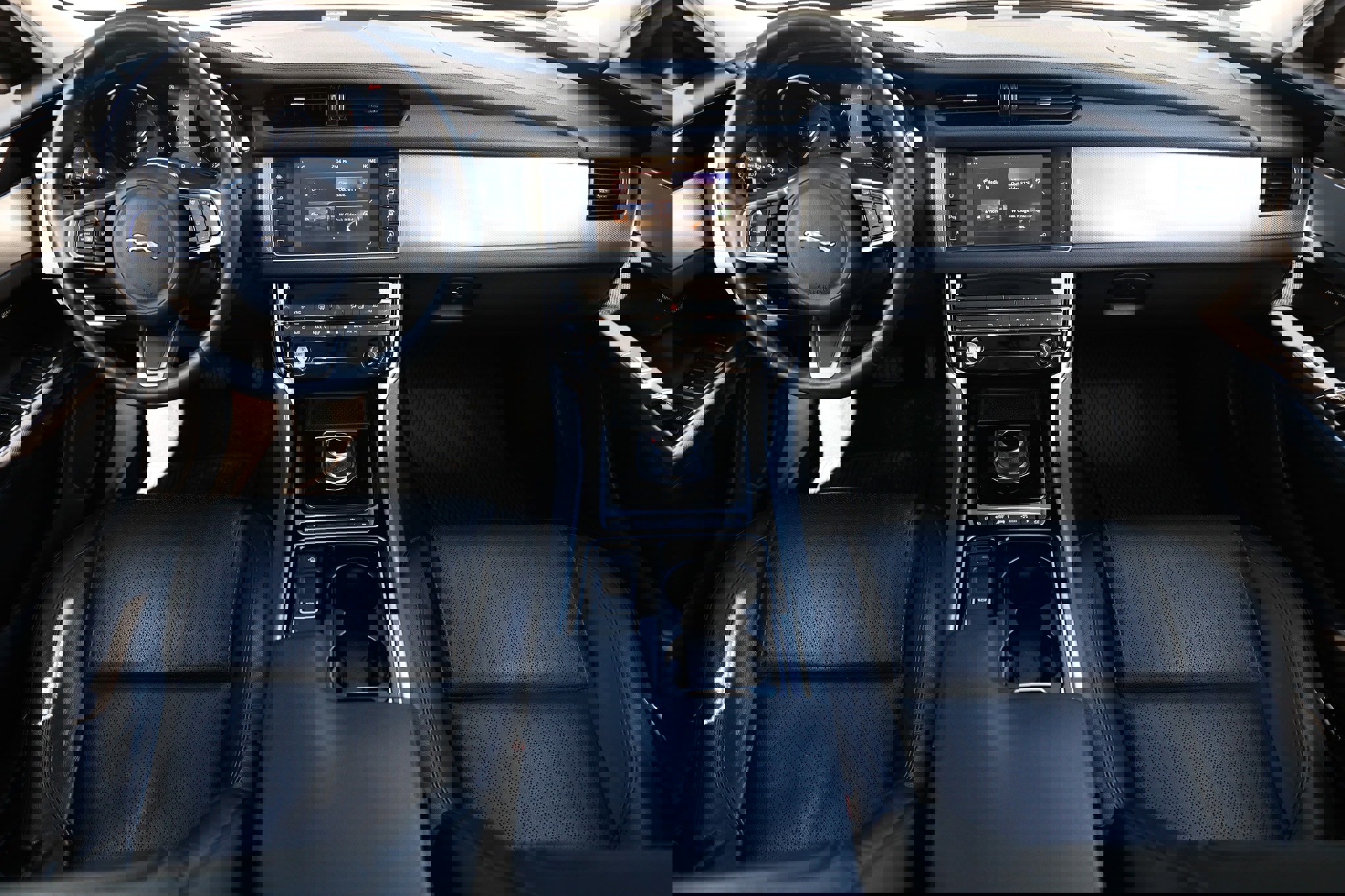 Used 2018 Jaguar XF Prestige image 2