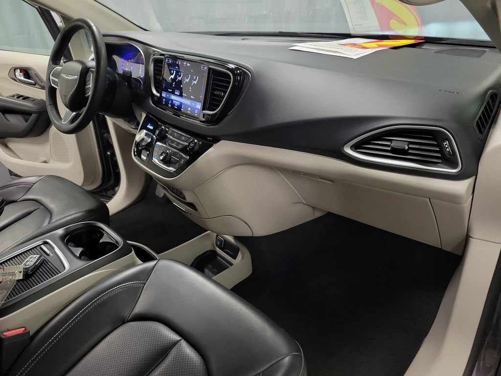 Used 2023 Chrysler Pacifica Touring-L FWD image 26