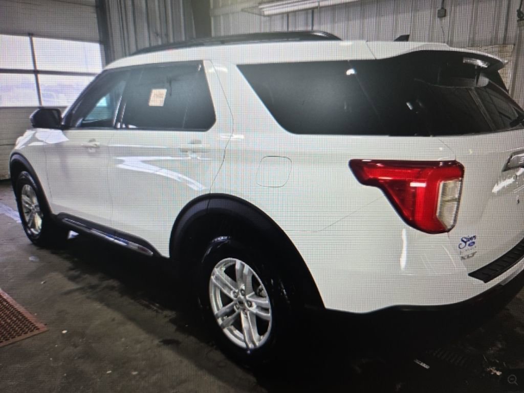 Used 2024 Ford Explorer XLT image 3